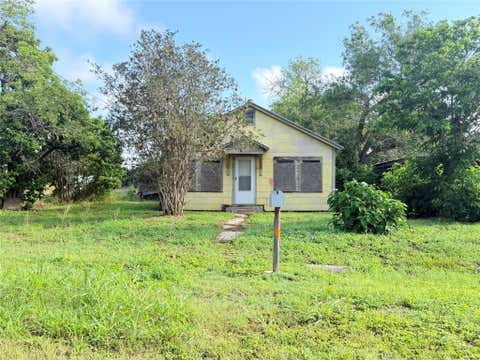 Photo of 401 E Ward Street, Refugio, TX 78377 (MLS # 33359273)