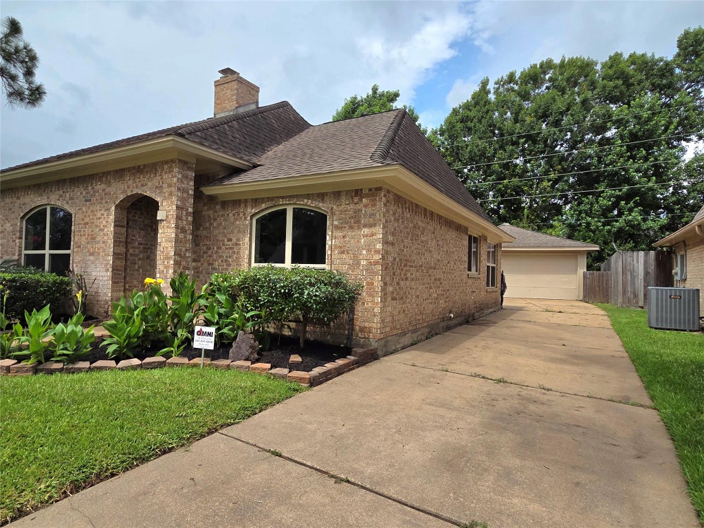 Photo of 8706 Chelsworth Drive, Houston, TX 77083 (MLS # 44395627)