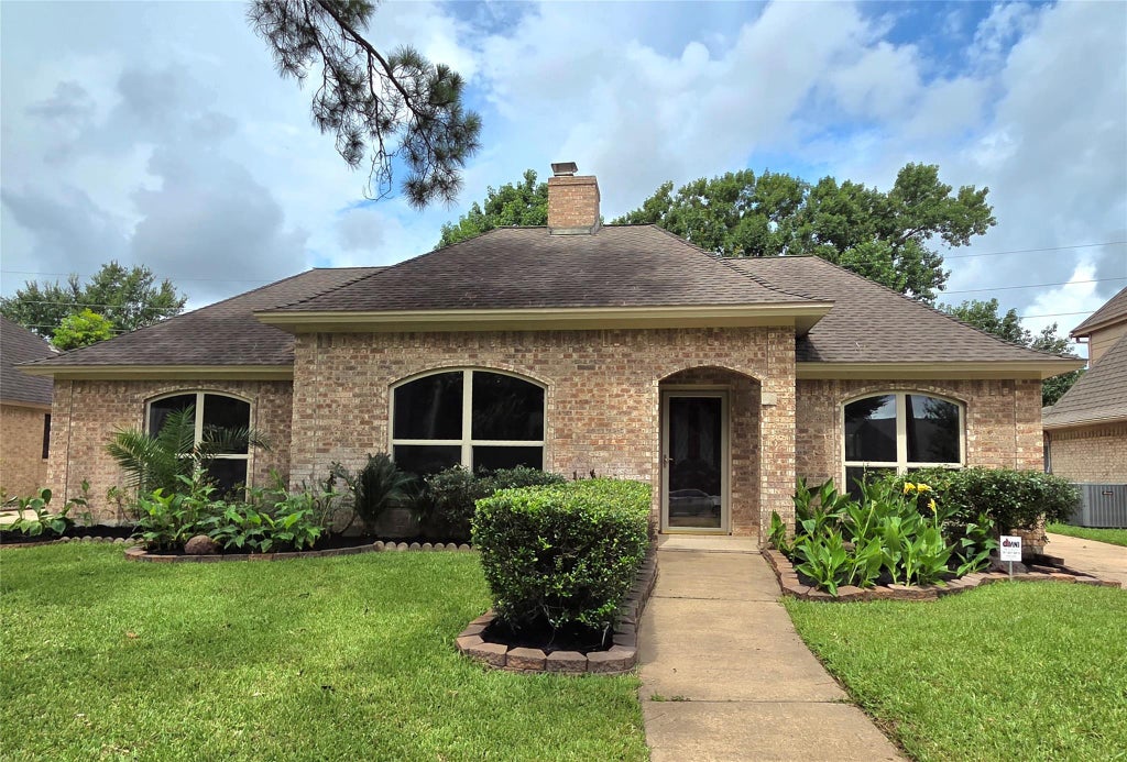 Photo of 8706 Chelsworth Drive, Houston, TX 77083 (MLS # 44395627)