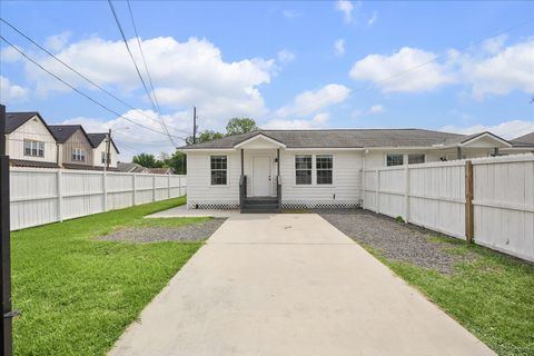 Photo of 2610 Cochran Street, Houston, TX 77009 (MLS # 80271550)