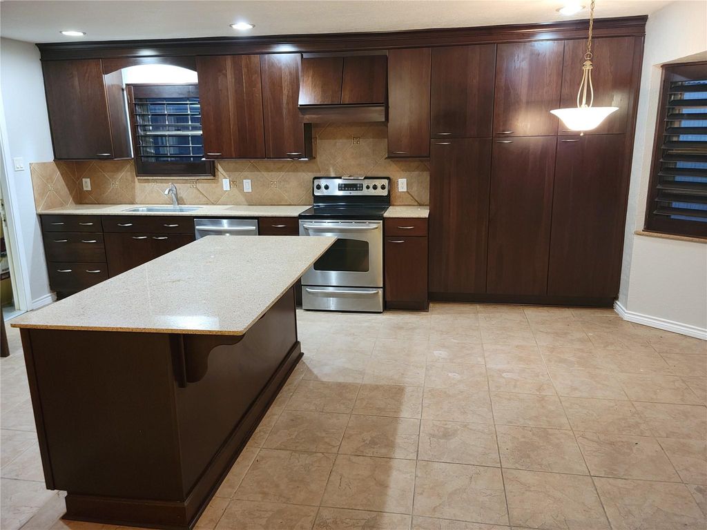 Photo of 343 Windsor Square, Alvin, TX 77511 (MLS # 20878745)