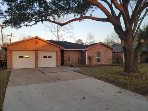 Photo of 343 Windsor Square, Alvin, TX 77511 (MLS # 20878745)