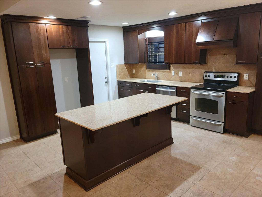 Photo of 343 Windsor Square, Alvin, TX 77511 (MLS # 20878745)