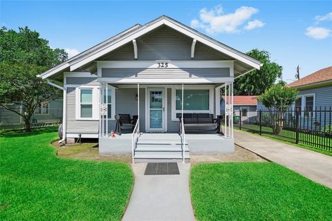 Photo of 325 N Sidney Street, Houston, TX 77003 (MLS # 21631190)
