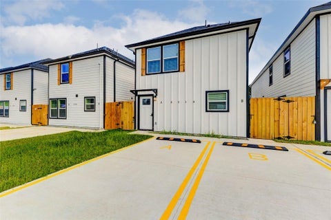 Photo of 8218 Bigwood Street #A/B, Houston, TX 77078 (MLS # 32762311)