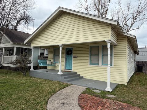 Photo of 307 E 28th Street, Houston, TX 77008 (MLS # 14932086)