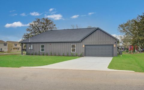 Photo of 211 19th Street, Hempstead, TX 77445 (MLS # 32855786)