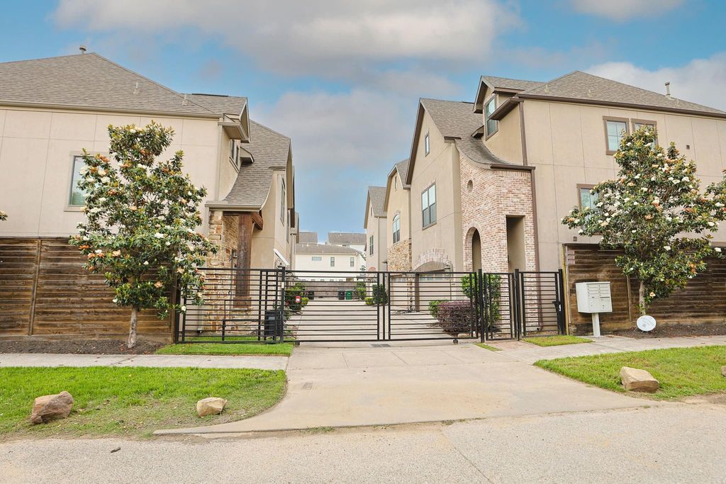 Photo of 2108 Sherwin Street, Houston, TX 77007 (MLS # 42126952)