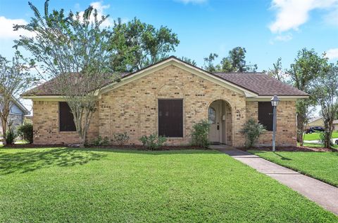 Photo of 121 Maple Street, Lake Jackson, TX 77566 (MLS # 52417370)