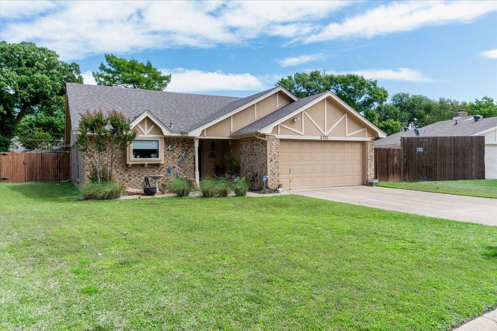 Photo of 5701 Village Glen Trail, Arlington, TX 76016 (MLS # 78987029)