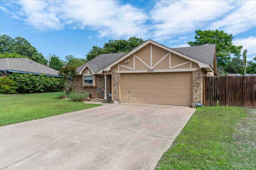 Photo of 5701 Village Glen Trail, Arlington, TX 76016 (MLS # 78987029)