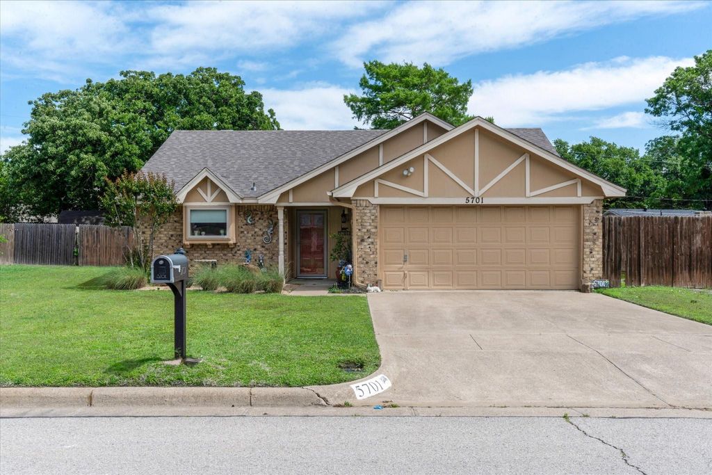Photo of 5701 Village Glen Trail, Arlington, TX 76016 (MLS # 78987029)