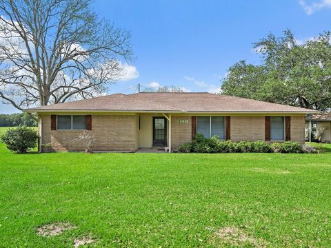 Photo of 11221 State Highway 65, Winnie, TX 77665 (MLS # 98117984) Photo of 11221 State Highway 65, Winnie, TX 77665 (MLS # 98117984)