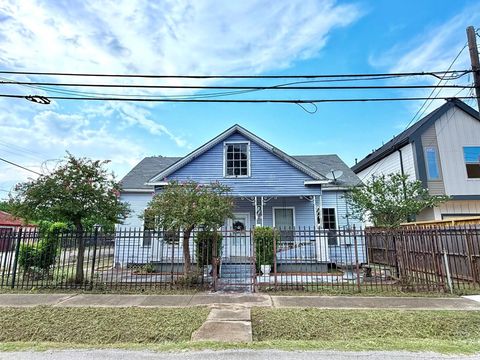 Photo of 803 Brooks Street, Houston, TX 77009 (MLS # 44559276) Photo of 803 Brooks Street, Houston, TX 77009 (MLS # 44559276)