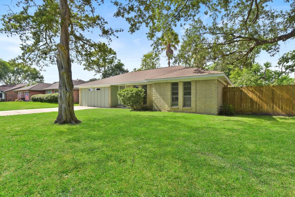 Photo of 2206 Sierra Street, Kemah, TX 77565 (MLS # 44631745)