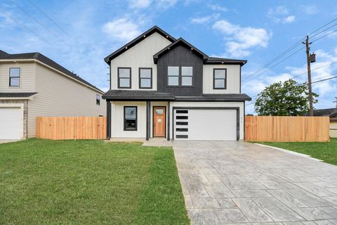 Photo of 314 E Main Street, La Porte, TX 77571 (MLS # 44745786)
