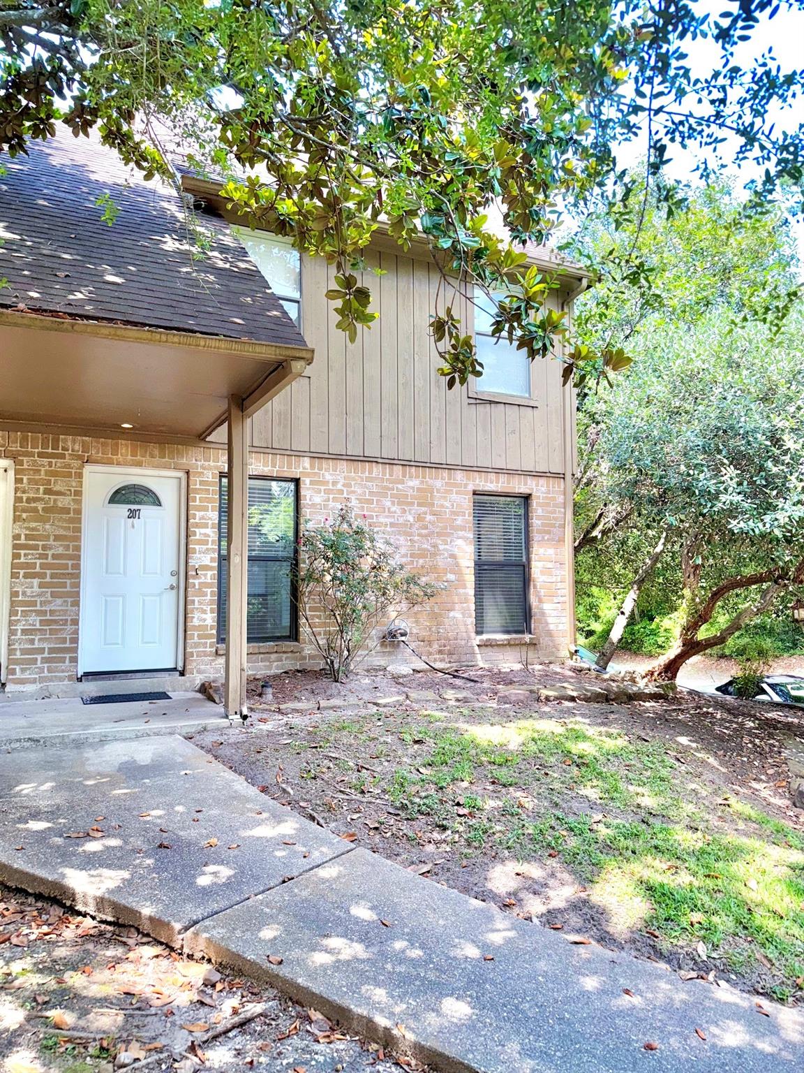 1011 Hamblen Road 207