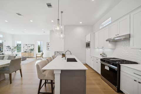 Photo of 1405 W 21st St St #B, Houston, TX 77008 (MLS # 23485721)