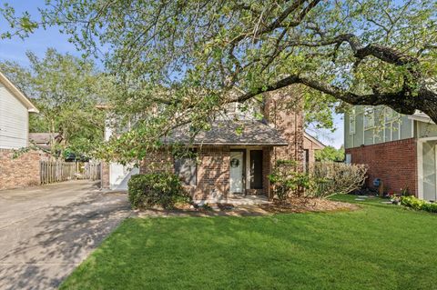 Photo of 25 Regency Lane, Houston, TX 77088 (MLS # 85037401)