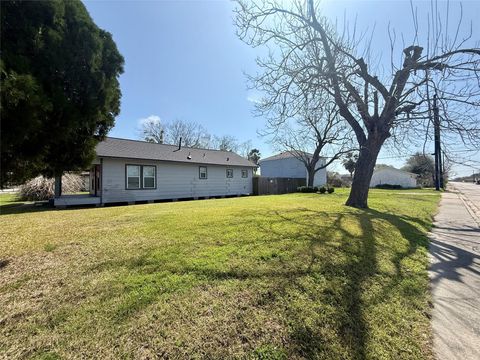 Tiny photo for 429 W 2nd Street, Freeport, TX 77541 (MLS # 85123308)