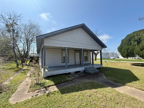 Tiny photo for 429 W 2nd Street, Freeport, TX 77541 (MLS # 85123308)