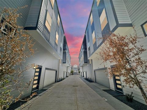 Photo of 1221 W 16th Street #B, Houston, TX 77008 (MLS # 53548722)