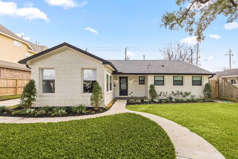 Photo of 2501 Briarhurst Drive, Houston, TX 77057 (MLS # 22786864)