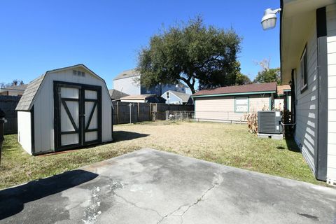 Tiny photo for 2119 Carter Street, Houston, TX 77008 (MLS # 10285988)