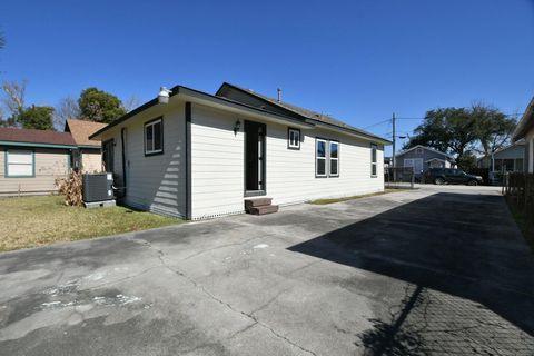 Tiny photo for 2119 Carter Street, Houston, TX 77008 (MLS # 10285988)