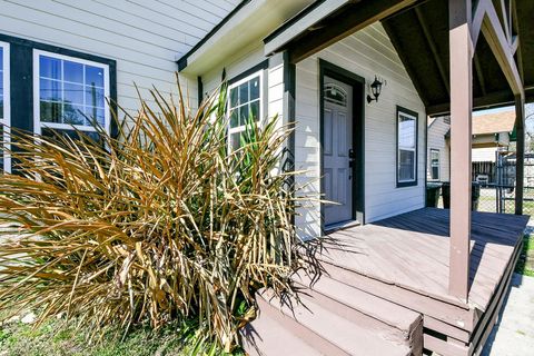 Tiny photo for 2119 Carter Street, Houston, TX 77008 (MLS # 10285988)