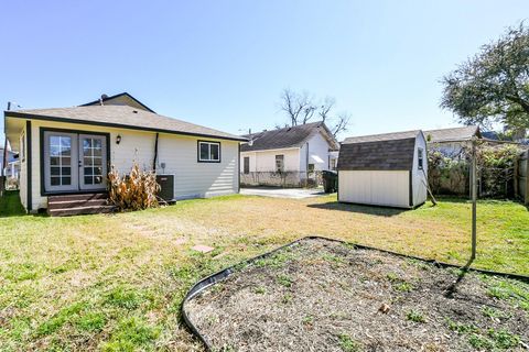 Tiny photo for 2119 Carter Street, Houston, TX 77008 (MLS # 10285988)