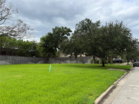 Photo of 136 White Drive, Bellaire, TX 77401 (MLS # 95834575)