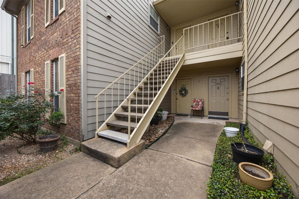 Photo of 1515 Sandy Springs Road #3005, Houston, TX 77042 (MLS # 32135250)