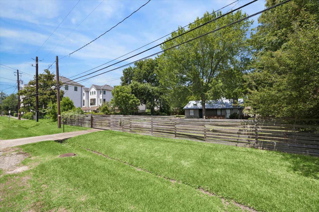 Photo of 1235 W 25th Street, Houston, TX 77008 (MLS # 18805682)