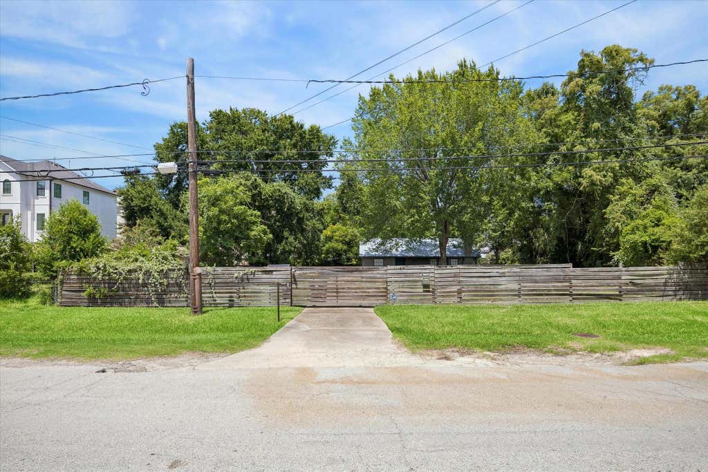 Photo of 1235 W 25th Street, Houston, TX 77008 (MLS # 18805682)