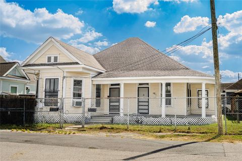 Photo of 1414 Campbell Street, Houston, TX 77009 (MLS # 31134273)