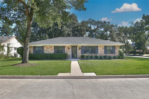 Photo of 4402 Fallbrook Drive, Houston, TX 77018 (MLS # 79756337)