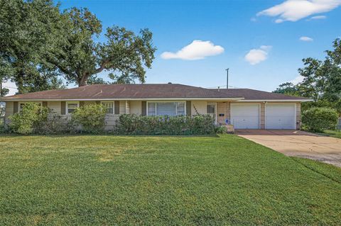 Photo of 10005 Hazelhurst Drive, Houston, TX 77080 (MLS # 80461305) Photo of 10005 Hazelhurst Drive, Houston, TX 77080 (MLS # 80461305)