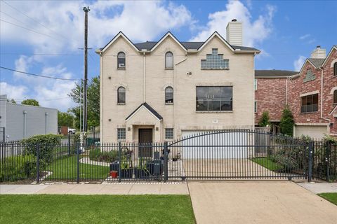 Photo of 5201 Cornish Street, Houston, TX 77007 (MLS # 68899585)