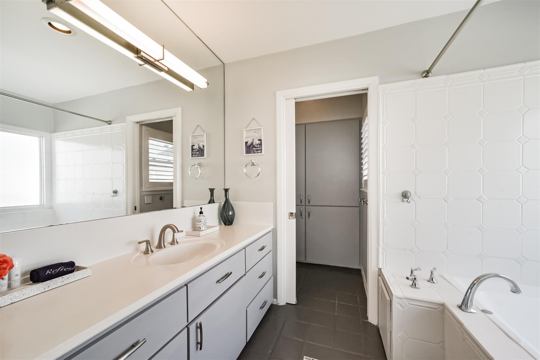 Galveston, Texas, 77554, United States, 3 Bedrooms Bedrooms, ,4 BathroomsBathrooms,Residential,Active,2020743