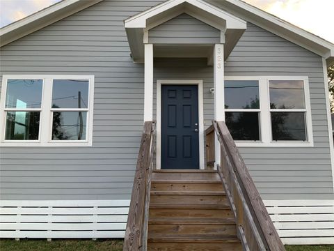 Photo of 323 E Murrill Street, Baytown, TX 77520 (MLS # 70141677)