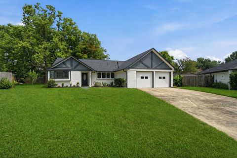 Photo of 5703 Woodville Lane, Pearland, TX 77584 (MLS # 86637650)
