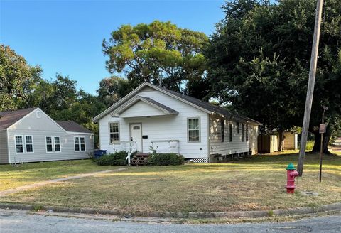 Photo of 302 10th Avenue N, Texas City, TX 77590 (MLS # 30822007)
