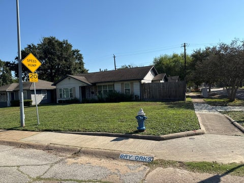 Homes For Sale - 1102 Bay Oaks Road<br/> Houston, TX 77008