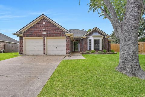 Photo of 13906 Aspen Knoll Court, Houston, TX 77059 (MLS # 28234163)