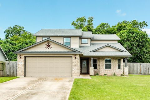 Photo of 2426 Ridgewood Drive, West Columbia, TX 77486 (MLS # 47399075)