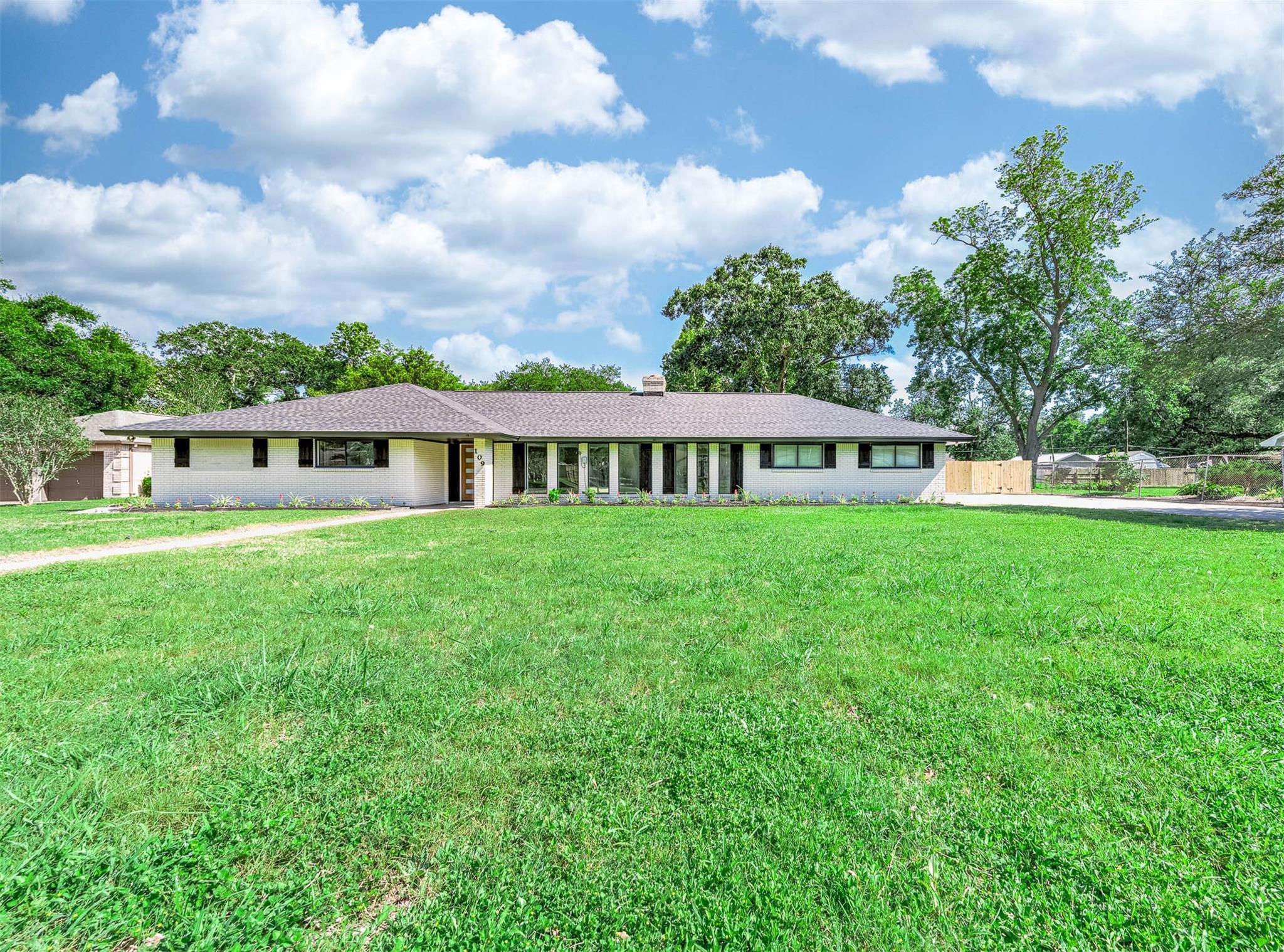 109 E Sherwood Drive