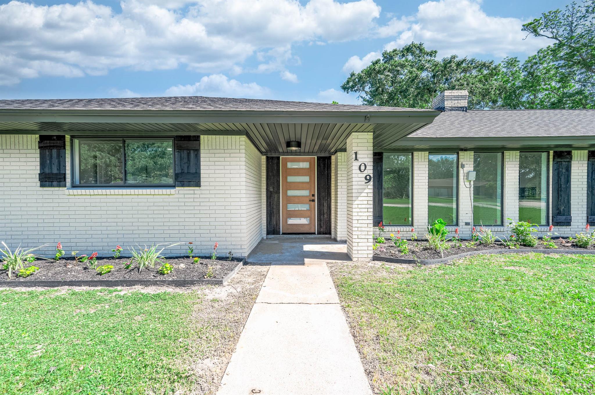 109 E Sherwood Drive