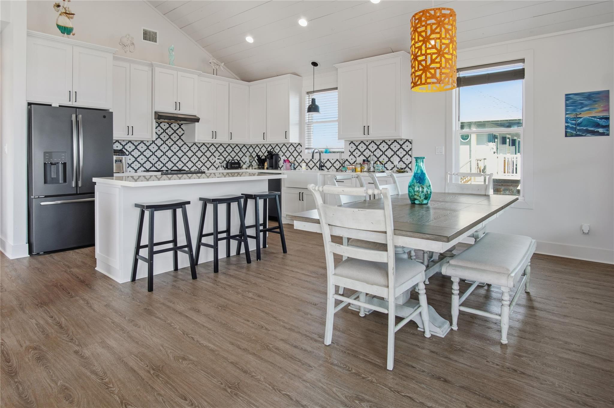 2570 Whitecap