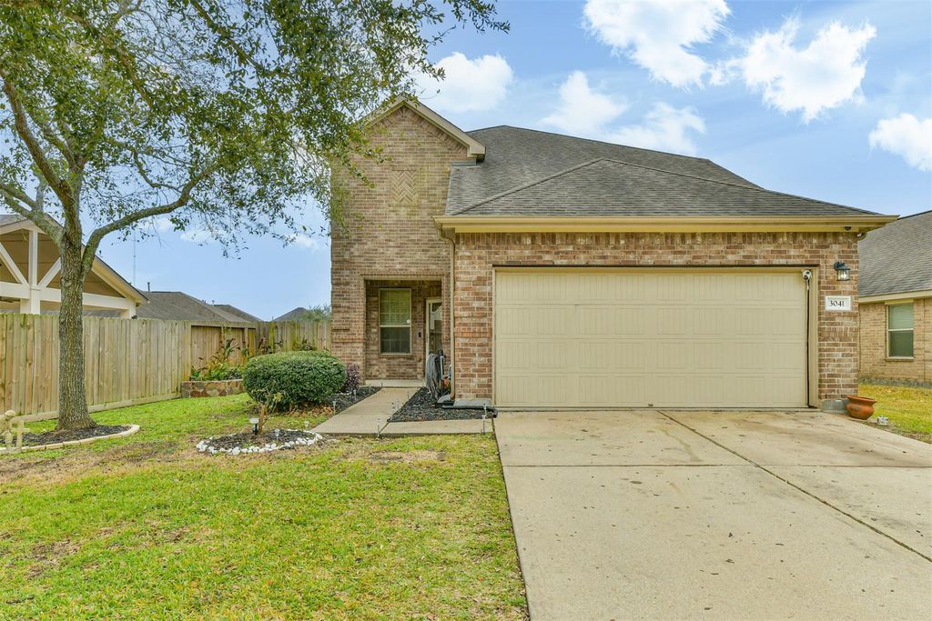 Photo of 3041 Heather Grove Ln Ln, Dickinson, TX 77539 (MLS # 41274660)